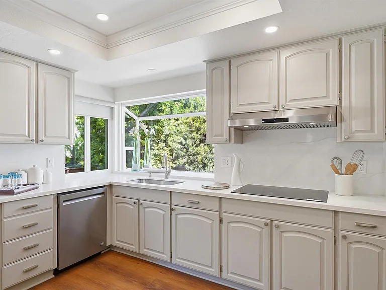 4350 Columbine Dr — Photo 3
