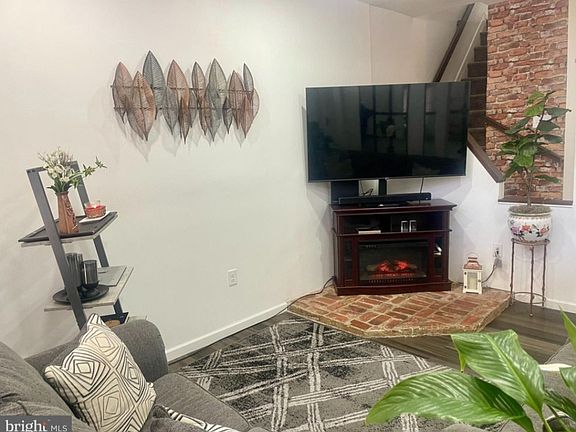 4th image of 853 N Madison St #2