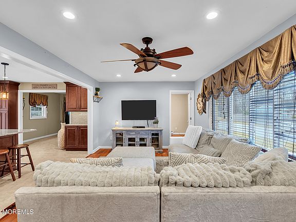 4th image of 267 Emerald Drive