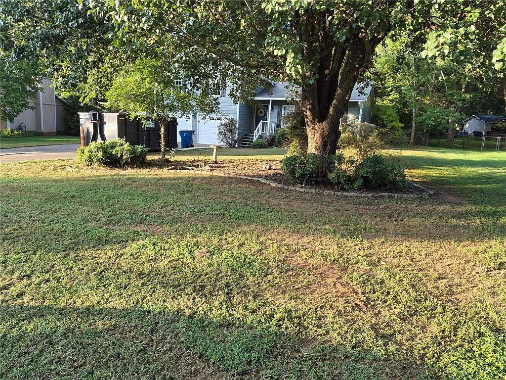 3 bed, 2.0 bath, 1800 sqft, $2,400 — Photo 2