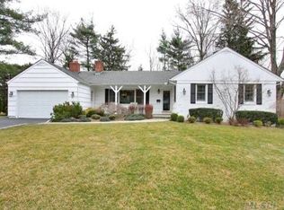 15 Maplewood Ln, Roslyn, NY 11576