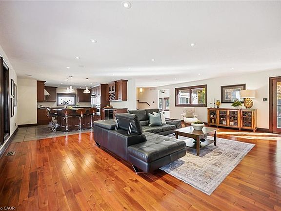 3rd image of 11 Maple Hill Dr
