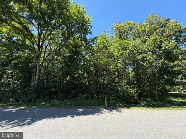 32 Cedar Dr, Sterling, VA 20164