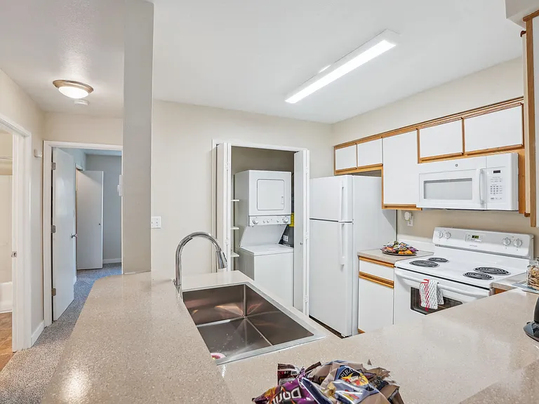 Stratford Apartments — Photo 17