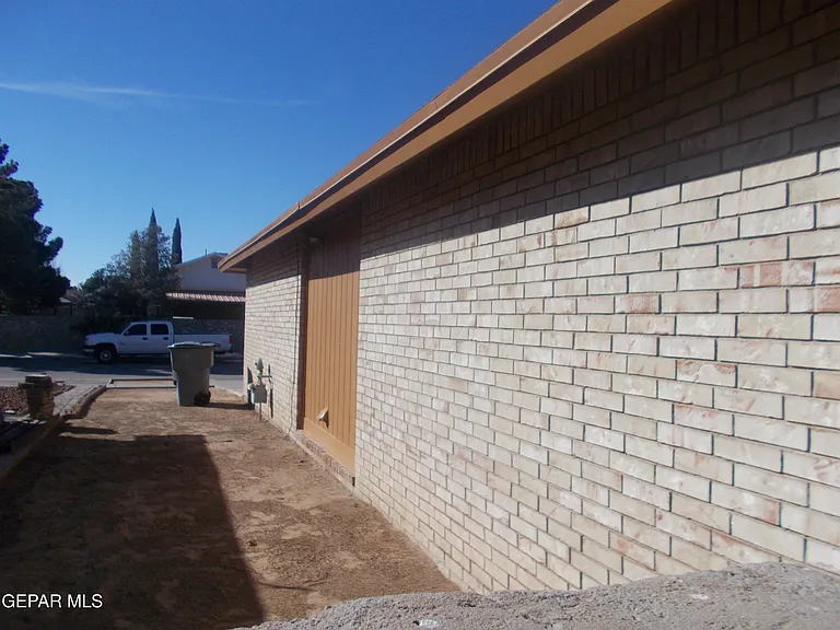 1860 Joan Francis Dr — Photo 30
