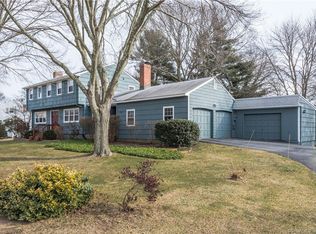 19 Meadowood Ln, Old Saybrook, CT 06475