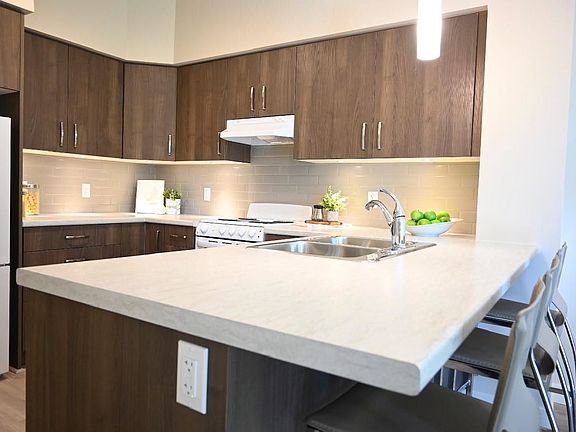 2nd image of 2555 Whiteley Ct #5