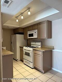 3rd image of 15 Bunnell Ct