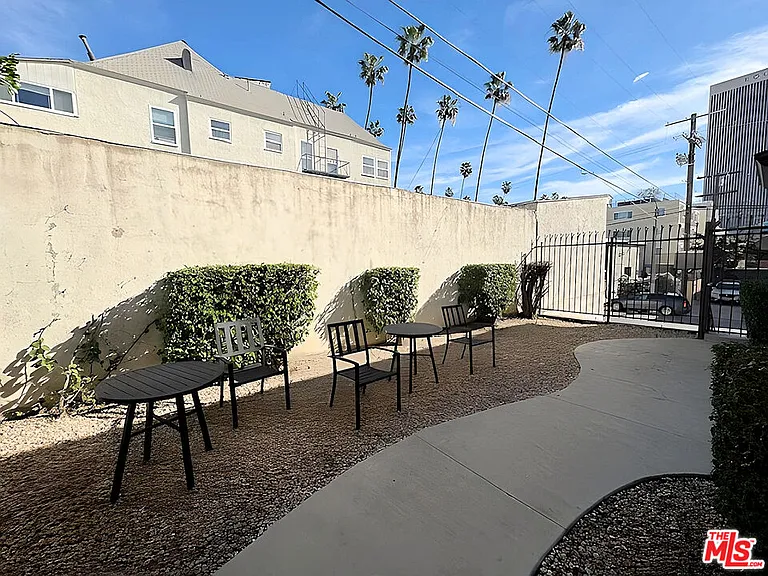 470 S Mariposa Ave — Photo 15
