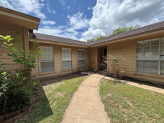 3rd image of 16114 Blackhawk Boulevard