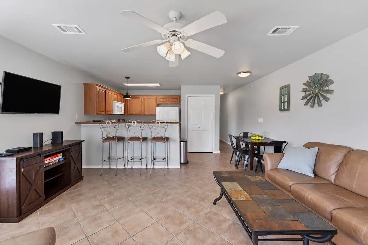 3 bed, 2.0 bath, 1194 sqft, $5,250 — Photo 3
