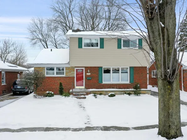 22948 Clairwood St, Saint Clair Shores, MI 48080