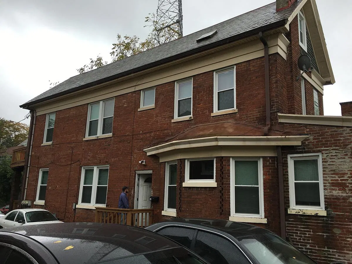 6 bed, 1985 sqft, $4,200 — Photo 2