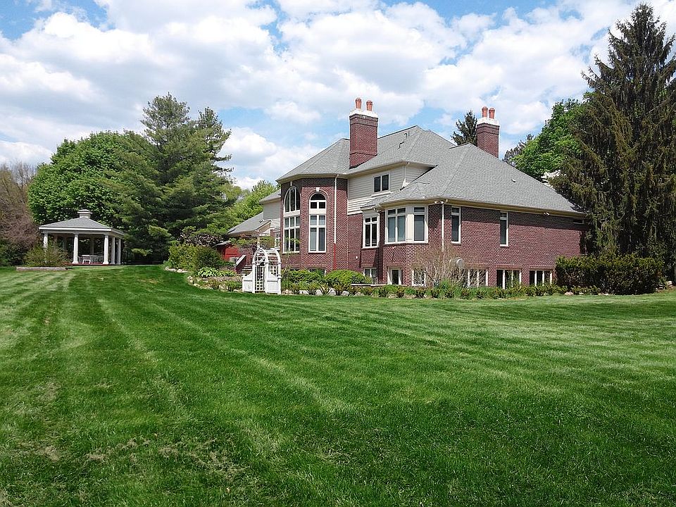 2nd image of 1025 Country Club Rd