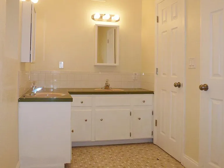 Rear full bath.