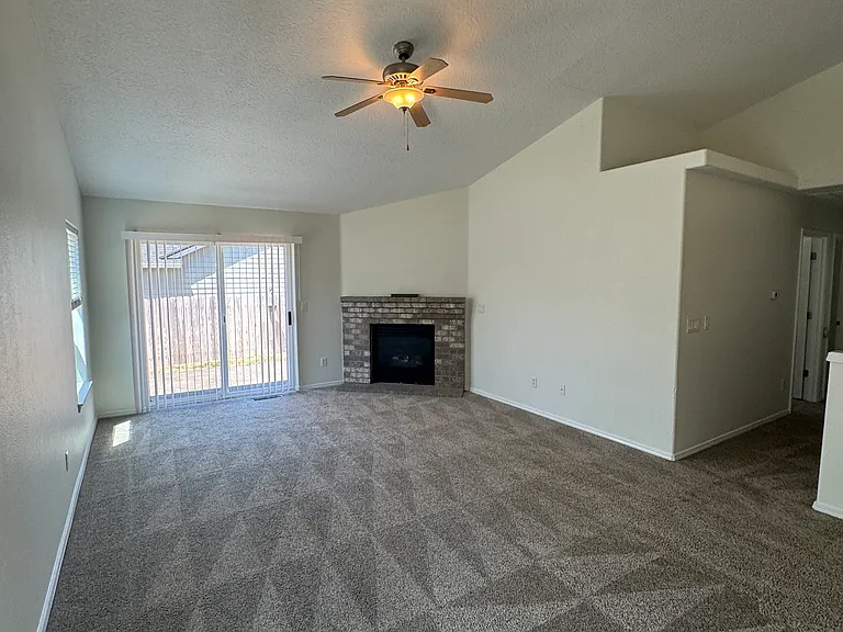933 Pioneer Dr — Photo 14