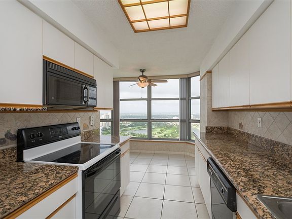 3rd image of 3500 Mystic Pointe Dr APT 3503