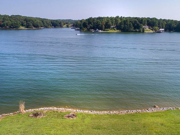 4th image of 10 Lookout Pointe Dr