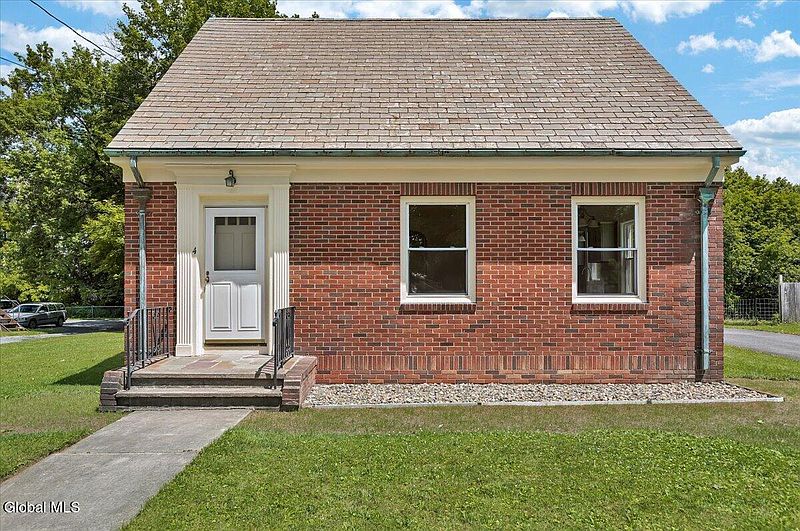 3rd image of 4 Russell Avenue