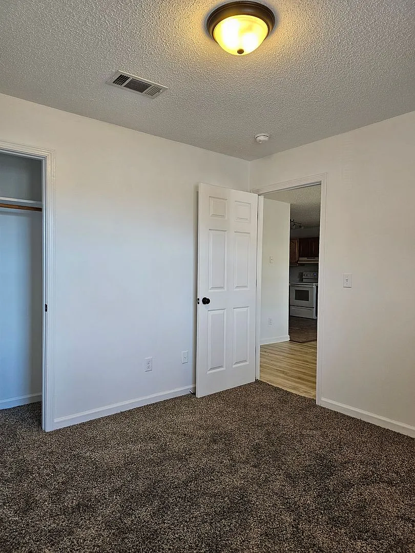 Spacious 4 Bedroom 2 Bath Upstairs — Photo 4