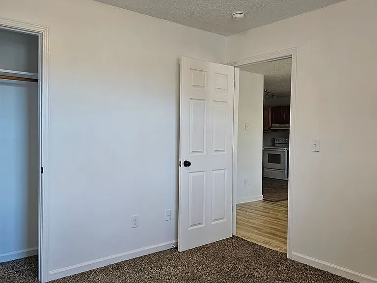 Spacious 4 Bedroom 2 Bath Upstairs unit! — Photo 4