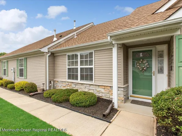 43 Strawberry Lane, Lakewood, NJ 08701