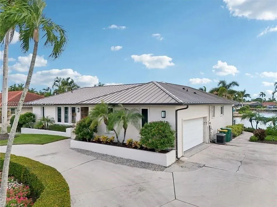 3 bed, 3.0 bath, 1940 sqft, $12,000 — Photo 3