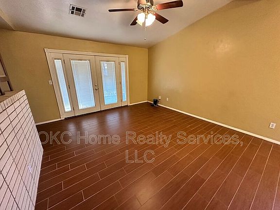 2nd image of 4725 Crest Pl
