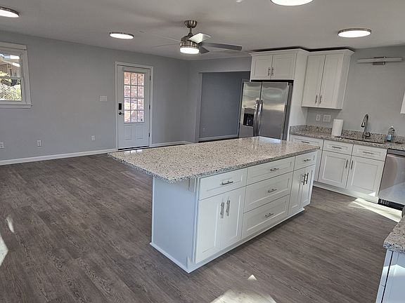 Kitchen - Island seating for 5