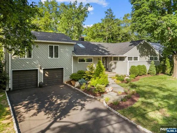 116 Saddlewood Dr, Hillsdale, NJ 07642