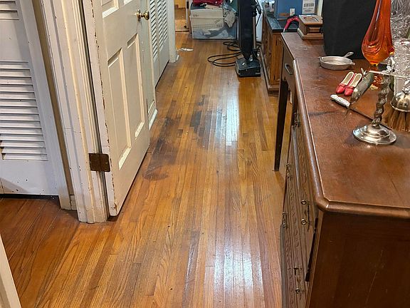 4th image of 910 Sunnyhill St