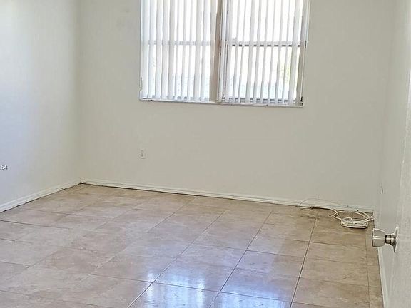 4th image of 8343 Lake Dr #4