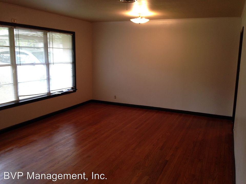 2nd image of 4303 Oaklawn St