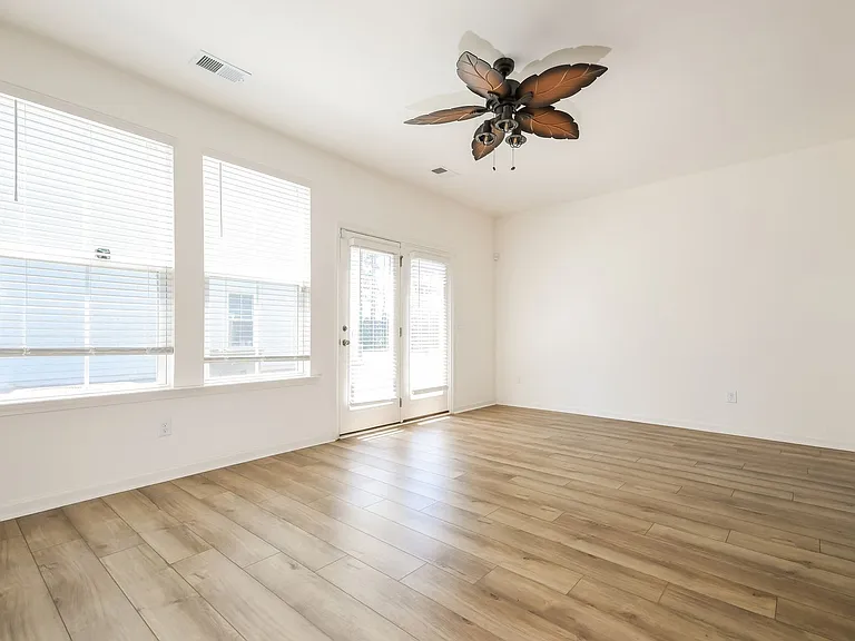 438 Trotters Ln — Photo 4