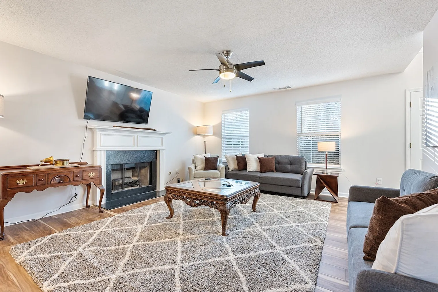 3 bed, 2.0 bath, 1991 sqft, $4,637 — Photo 1