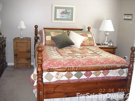 Master Bedroom : Spacious enough for a king size bed. Double windows and walk-in closet.