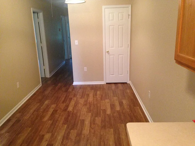 953 W Elm St — Photo 4