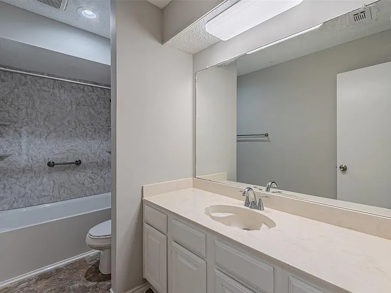 2801 Cambridgeshire Dr — Photo 25