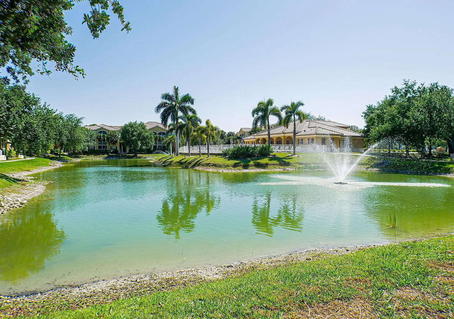 2nd Floor , 2 bed 2 bath Condo in the heart of Fort myers — Photo 2