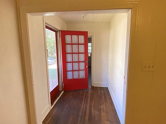 3rd image of 817 Evelyn St