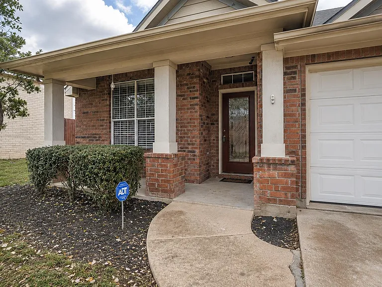 1402 Weatherford Dr — Photo 3