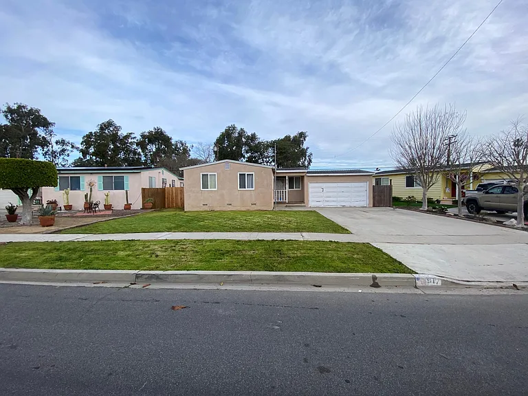 917 Evergreen Ln — Photo 1