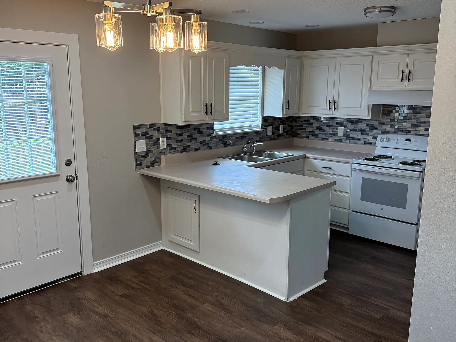 3 bed, 1300 sqft, $1,700 — Photo 4