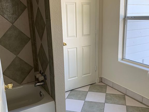 2nd image of 523 W Lynwood Ave #1