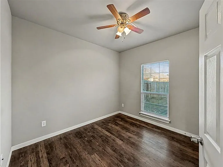862 Oakwood Ct — Photo 17