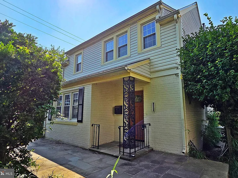 1906 S Ives St — Photo 3