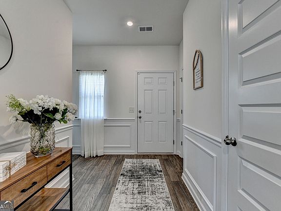 4th image of 20 Eagle Dr NW