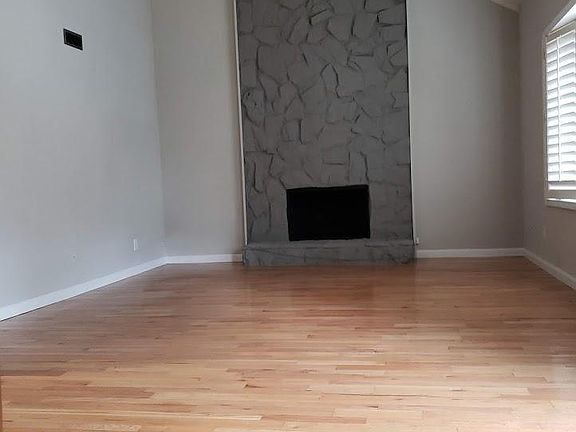 2nd image of 1490 Bentley Ln