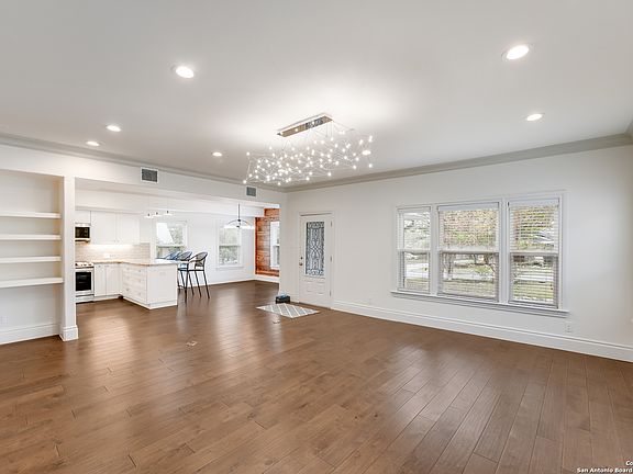 5th image of 402 Elmhurst