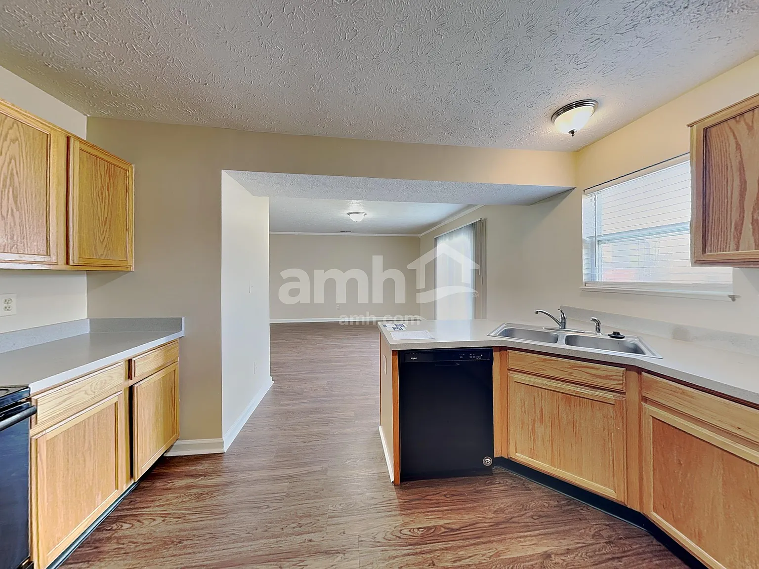 3 bed, 2.5 bath, 2008 sqft, $2,185 — Photo 3